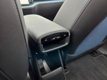 Ani vzadu není otevírání oken ve dveřních panelech, ale na konci odkládací schránky vpředu.