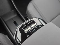 Ovládání oken u loketní opěrky, a ne ve dveřích není dvakrát ergonomické.