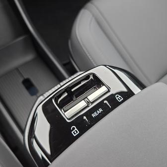 Ovládání oken u loketní opěrky, a ne ve dveřích není dvakrát ergonomické.