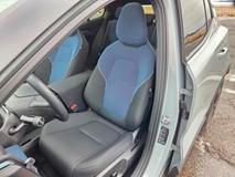 Modrá džínovina oživuje jinak především tmavý interiér. Přední sedadla jsou pohodlná, standardně mají vyhřívání a v testované výbavě Ultra i elektrické nastavování.