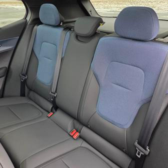 Vzadu se sedí pohodlně hlavně ve dvou. Prostoru před koleny pro dospělého ale často není nazbyt.