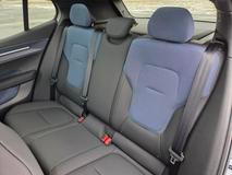 Vzadu se sedí pohodlně hlavně ve dvou. Prostoru před koleny pro dospělého ale často není nazbyt.