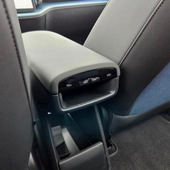 Ani vzadu není otevírání oken ve dveřních panelech, ale na konci odkládací schránky vpředu.