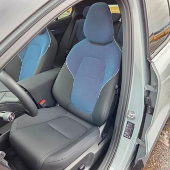 Modrá džínovina oživuje jinak především tmavý interiér. Přední sedadla jsou pohodlná, standardně mají vyhřívání a v testované výbavě Ultra i elektrické nastavování.