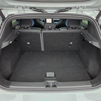 Základní objem kufru EX30 Cross Country je 318 litrů.