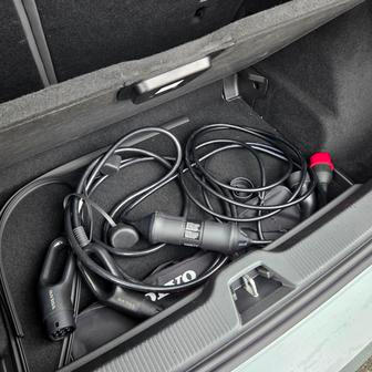 … takže tam schováte třeba nabíjecí kabely. Ty pak nepřekážejí mezi zavazadly.