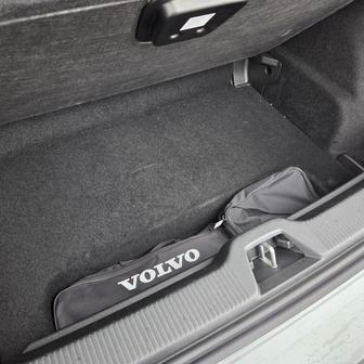 Auto má dvojitou podlahu…