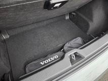 Auto má dvojitou podlahu…