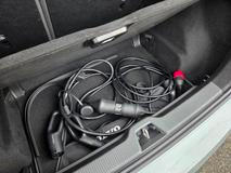 … takže tam schováte třeba nabíjecí kabely. Ty pak nepřekážejí mezi zavazadly.