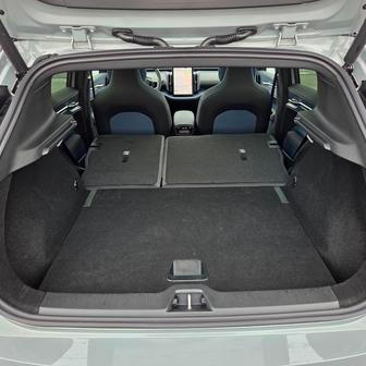 Po sklopení sedadel vznikne rovná ložná plocha a prostor o objemu přes tisíc litrů.