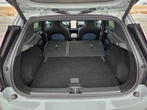 Po sklopení sedadel vznikne rovná ložná plocha a prostor o objemu přes tisíc litrů.