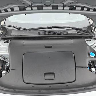 Prostor pod přední kapotou je pečlivě zakrytý plastem.