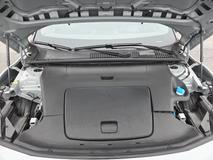 Prostor pod přední kapotou je pečlivě zakrytý plastem.