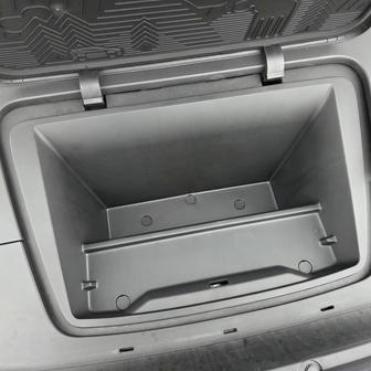 Pod ním se ale ukrývá maličký frunk, Volvo udává objem sedm litrů.