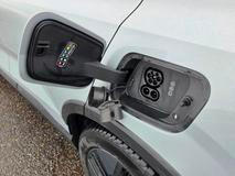 Nabíjení je možné až 153 kW v případě stejnosměrného proudu a až 22 kW u střídavého proudu.