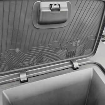 Na víku frunku je povedená grafika.