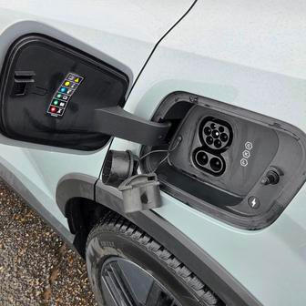 Nabíjení je možné až 153 kW v případě stejnosměrného proudu a až 22 kW u střídavého proudu.