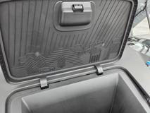 Na víku frunku je povedená grafika.