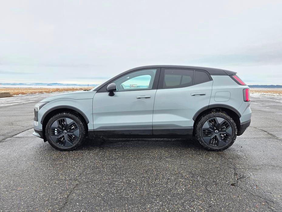 Ta nabízí oproti klasické EX30 plastové obložení podběhů, jinou čelní masku a zvýšenou světlou výšku podle údajů automobilky na 190 mm.