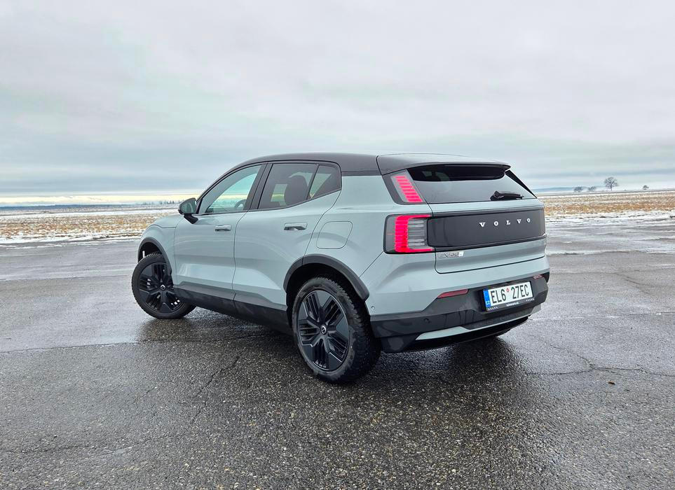 Černé doplňky autu podle našeho názoru sluší, ačkoliv samozřejmě design bude vždy subjektivní. Se světlejšími laky karoserie vyniknou více, naopak třeba v černé byste je mohli úplně přehlédnout.