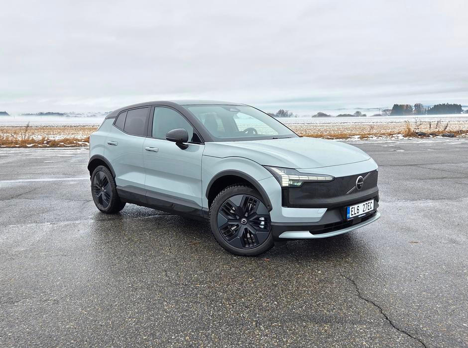 Dvojice elektromotorů má celkem 315 kW, z 0 na 100 km/h tak EX30 vystřelí za 3,7 vteřiny.