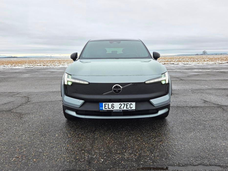 Donedávna se verze Cross Country nabízela jen jako čtyřkolka v nejvyšší výbavě, teď ale přibyla i zadokolka a nižší výbava, takže ceny startují na 1 167 800 korunách, respektive 1 218 900 korunách za čtyřkolku.