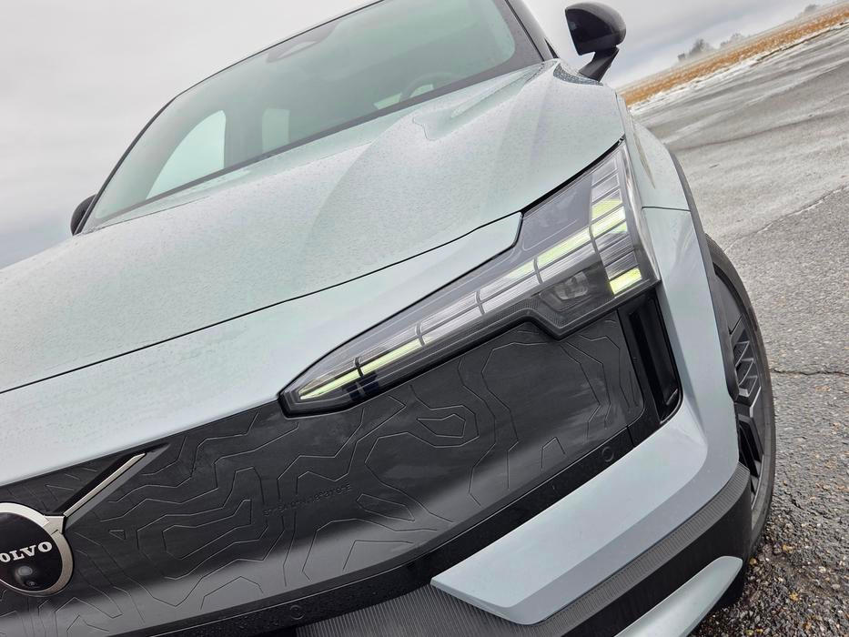 Diodová přední světla jsou standardní výbavou, stejně jako denní svícení ve tvaru Thorova kladiva.