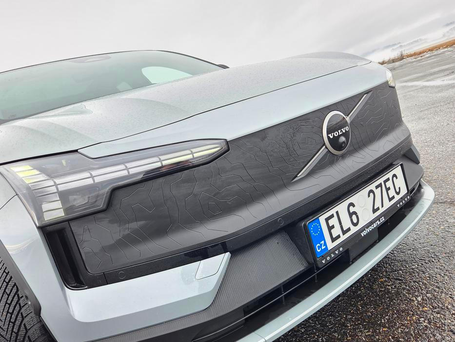 Maska má topografické prvky ze švédské krajiny.