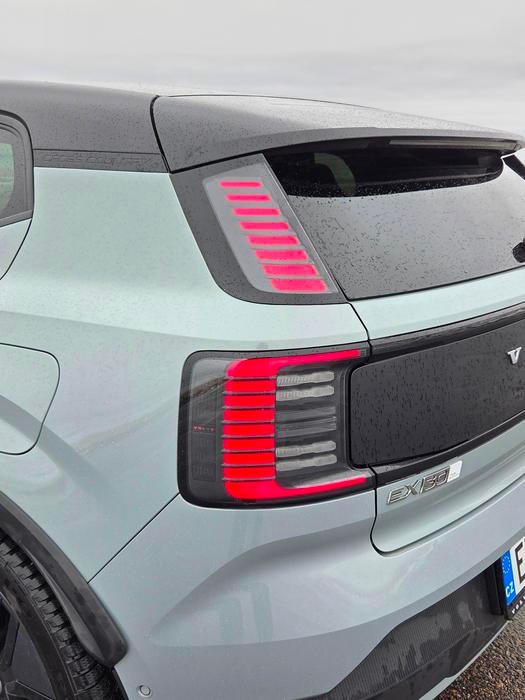 Zadní světla jsou rozdělená na dvě části.