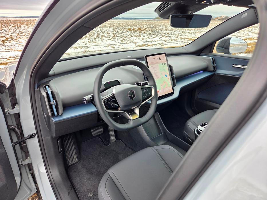 Interiér EX30 zůstává seversky minimalistický, oproti standardnímu provedení se až na některé barvy a materiály nic nezměnilo.