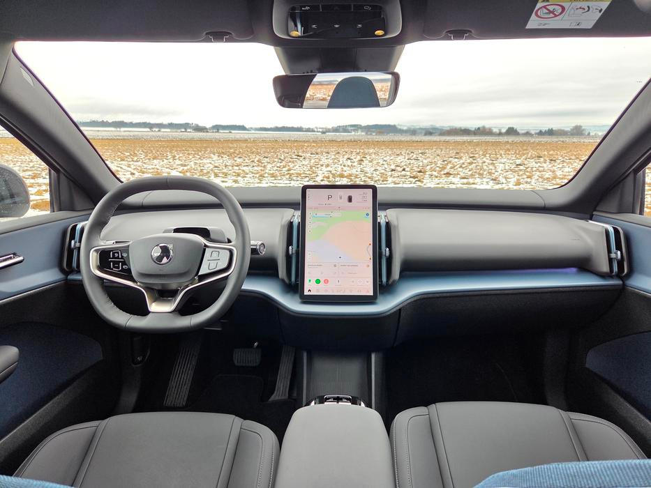 Zapomeňte na budíky, průhledový displej a další prvky. Veškeré ovládání je situované do centrální dotykové obrazovky.