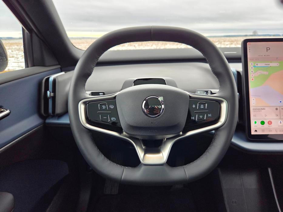 Budíky před volantem chybí. Ten se přitom dobře drží a tlačítka mají klasicky haptickou odezvu.