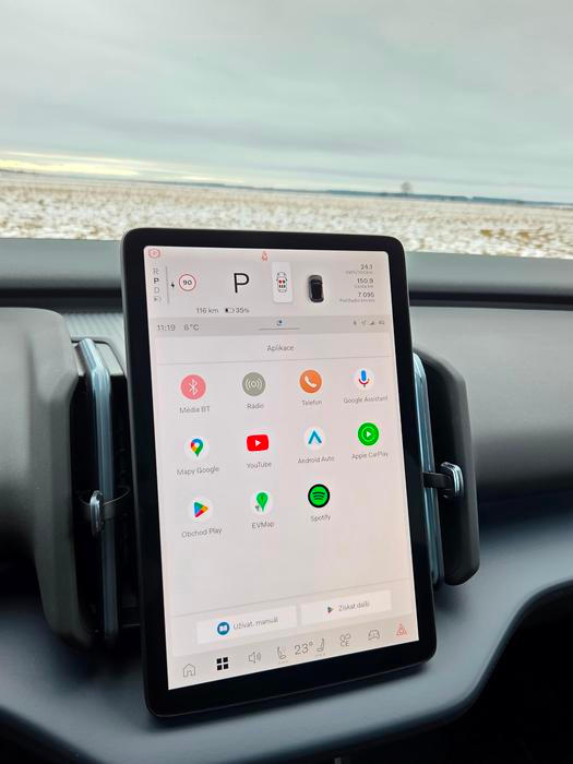 Především je ale auto vybaveno službami Google včetně map nebo obchodu s aplikacemi, které si můžete nainstalovat rovnou do auta.