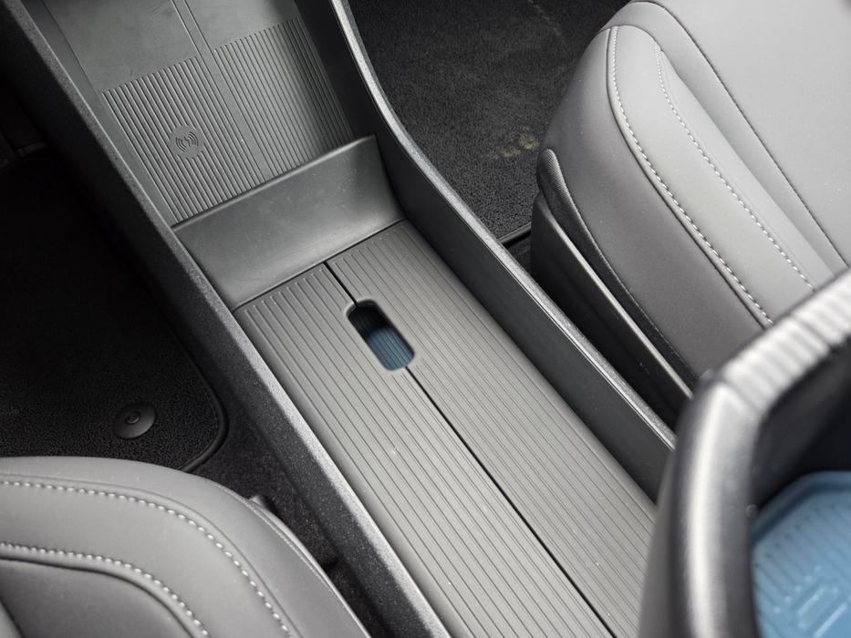 Auto je ale docela praktické, vpředu je spousta odkládacích prostor, ve středovém tunelu dokonce s dvířky.