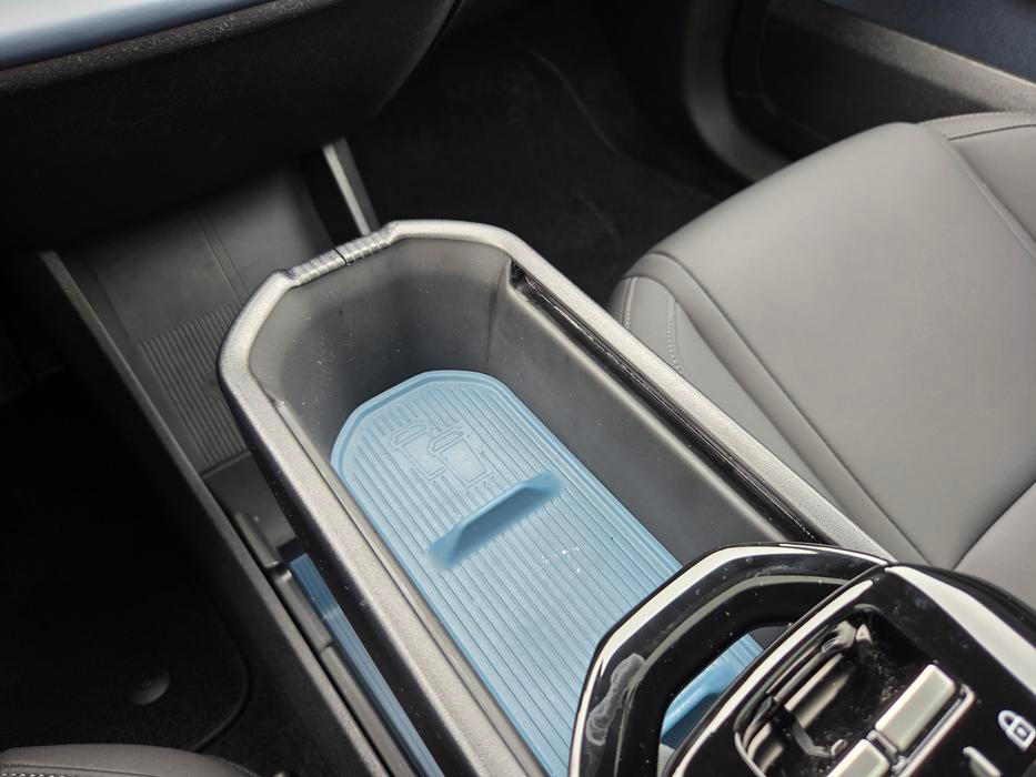 Z loketní opěrky lze vysunout šuplík…