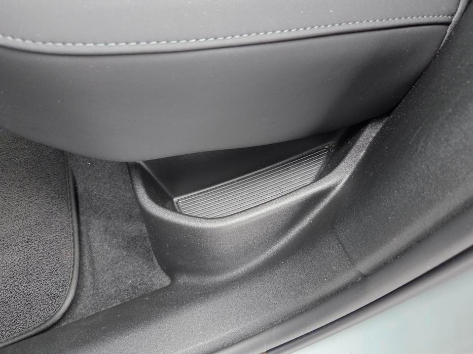 U zadních sedadel jsou alespoň malé poličky.