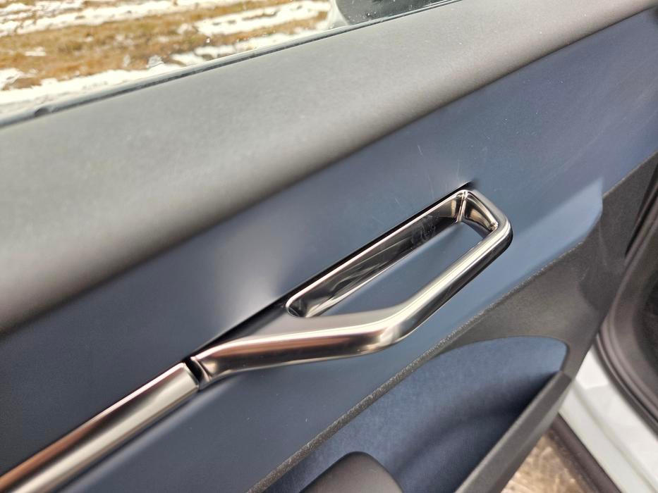 Volvo si dalo záležet na různých detailech, třeba vnitřních klikách dveří…