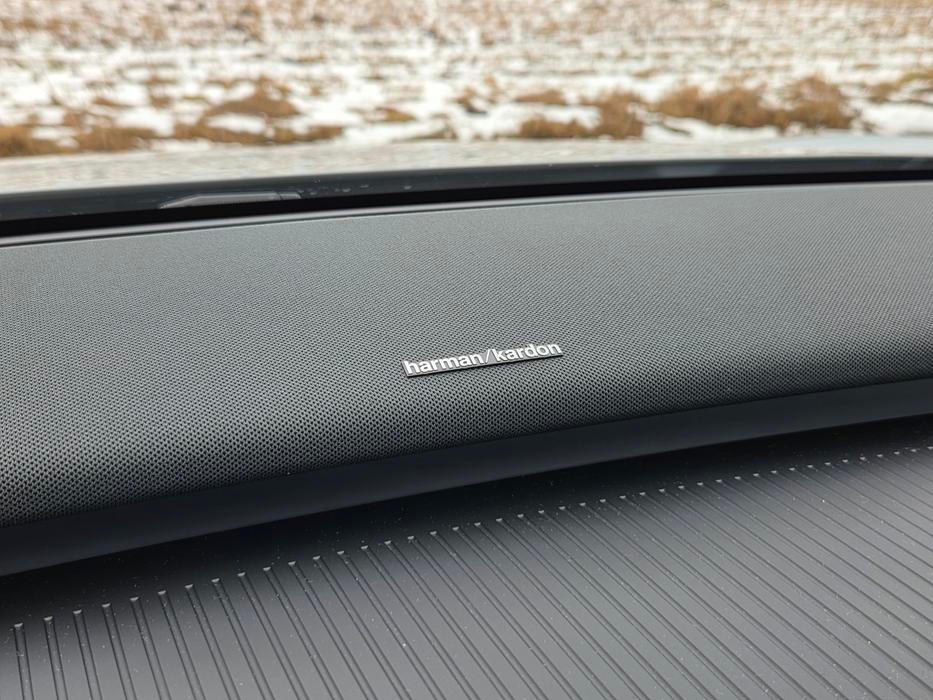 Audio Harman Kardon s devíti reproduktory hraje velmi dobře.