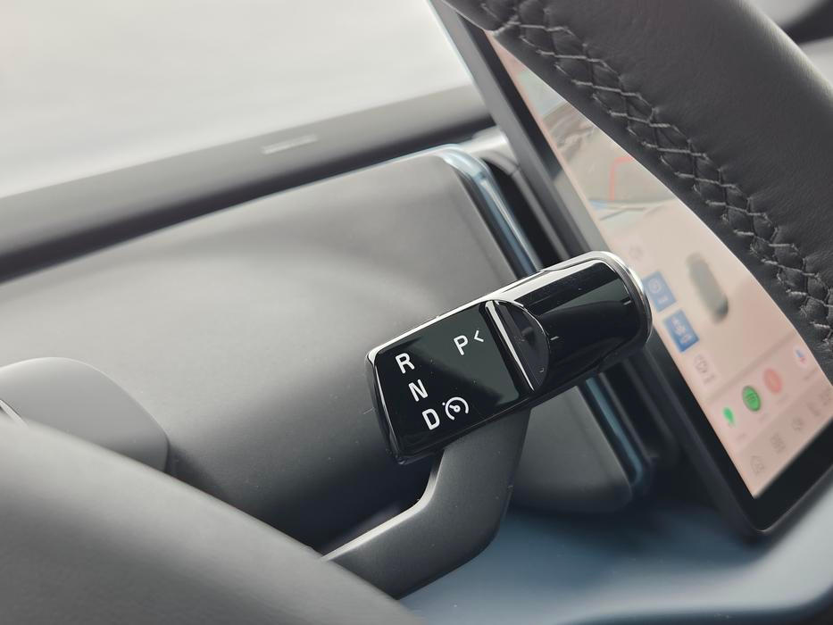 … provedení voliče převodovky…