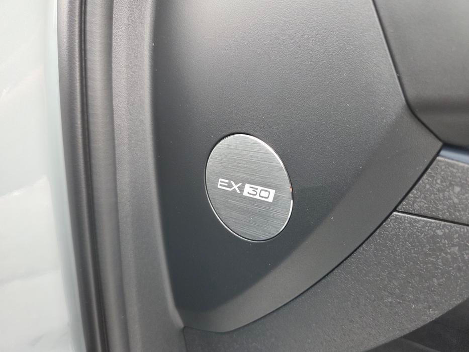 … nebo decentním vyobrazení jména vozu.