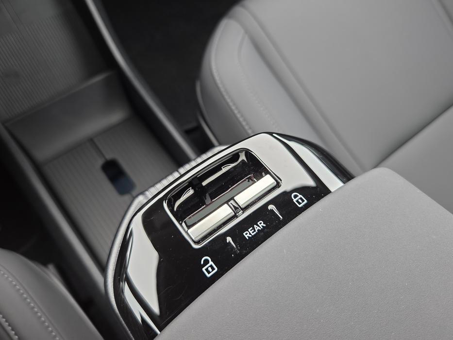 Ovládání oken u loketní opěrky, a ne ve dveřích není dvakrát ergonomické.