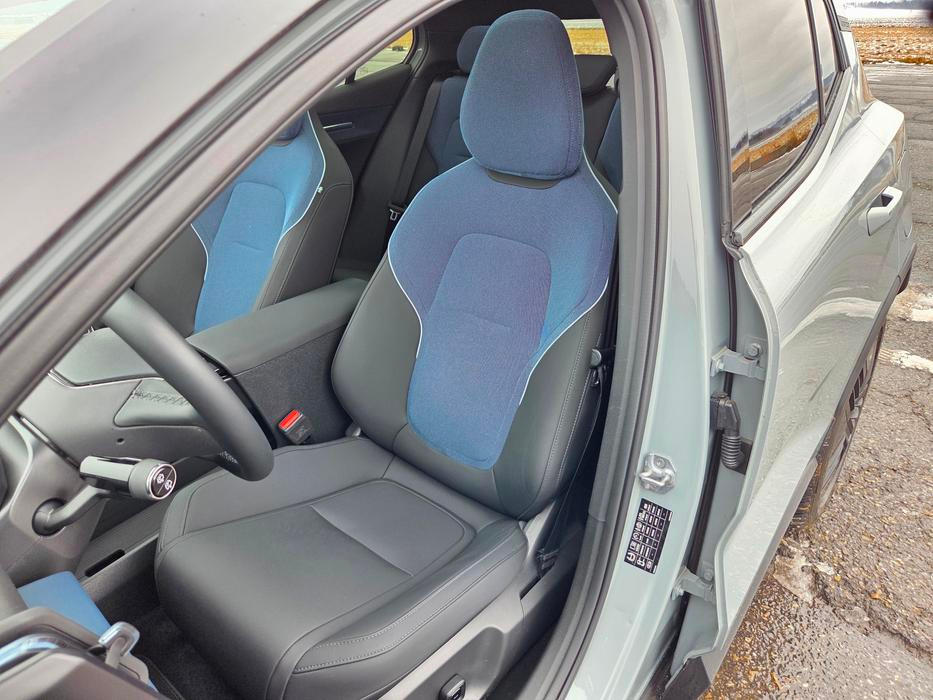Modrá džínovina oživuje jinak především tmavý interiér. Přední sedadla jsou pohodlná, standardně mají vyhřívání a v testované výbavě Ultra i elektrické nastavování.
