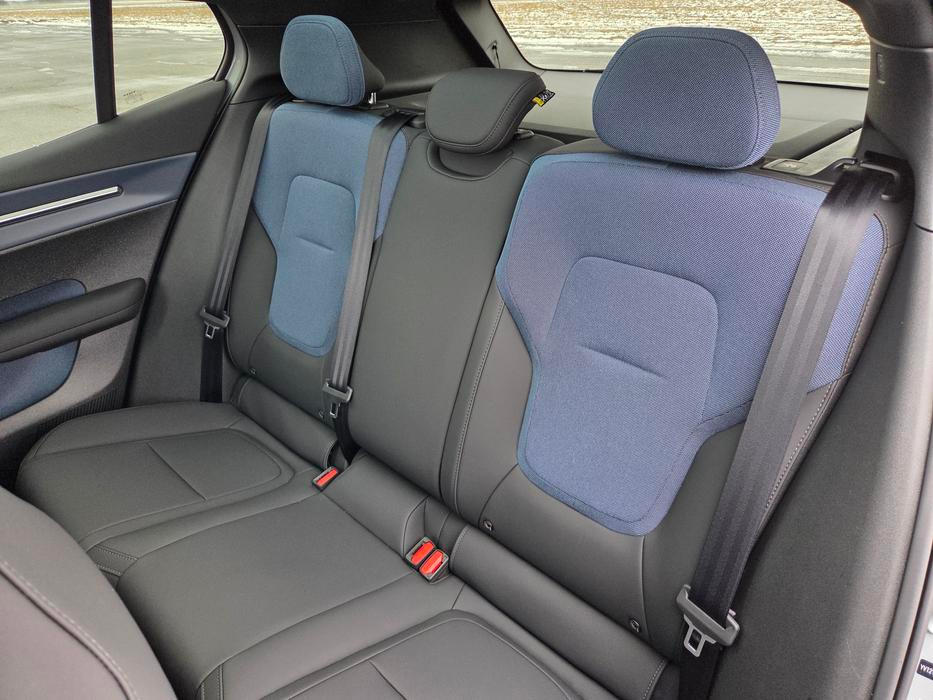 Vzadu se sedí pohodlně hlavně ve dvou. Prostoru před koleny pro dospělého ale často není nazbyt.