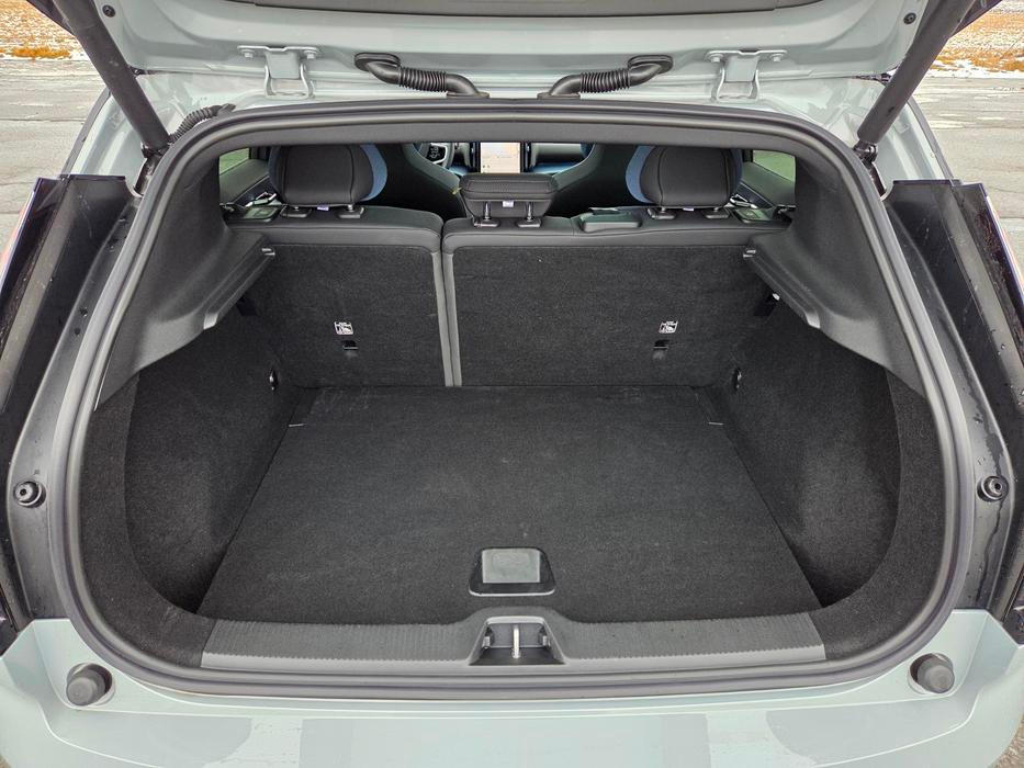 Základní objem kufru EX30 Cross Country je 318 litrů.