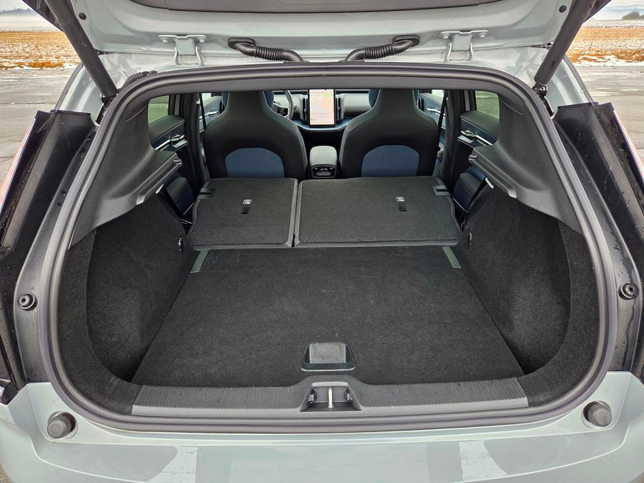 Po sklopení sedadel vznikne rovná ložná plocha a prostor o objemu přes tisíc litrů.