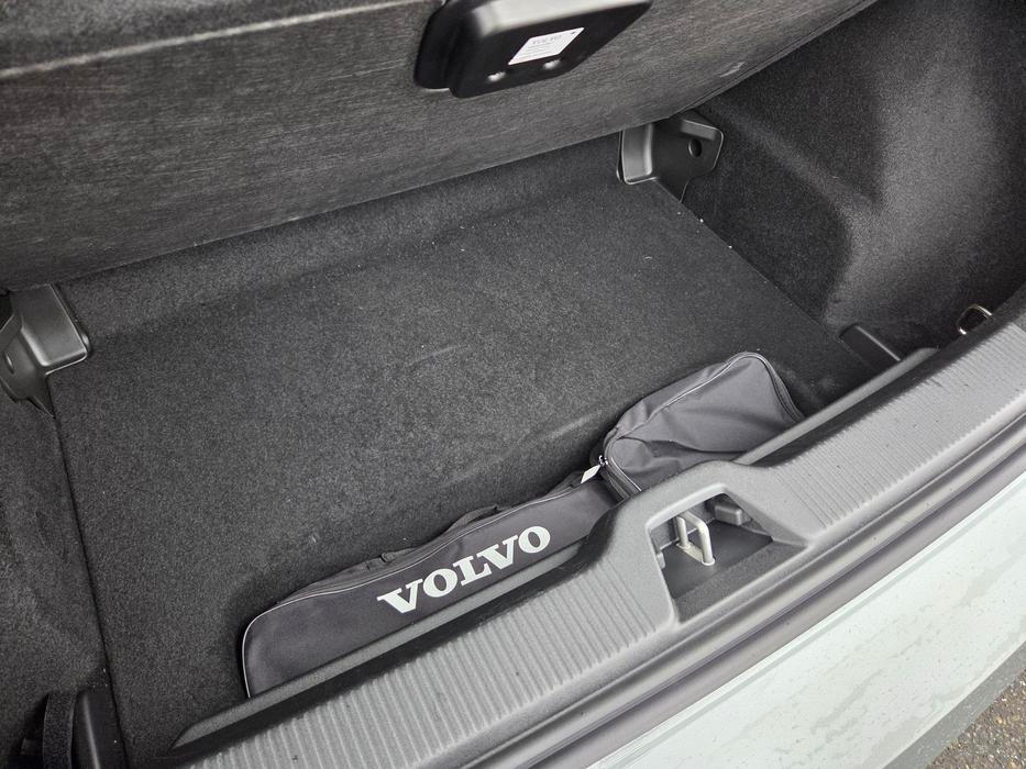 Auto má dvojitou podlahu…