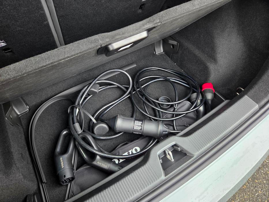 … takže tam schováte třeba nabíjecí kabely. Ty pak nepřekážejí mezi zavazadly.