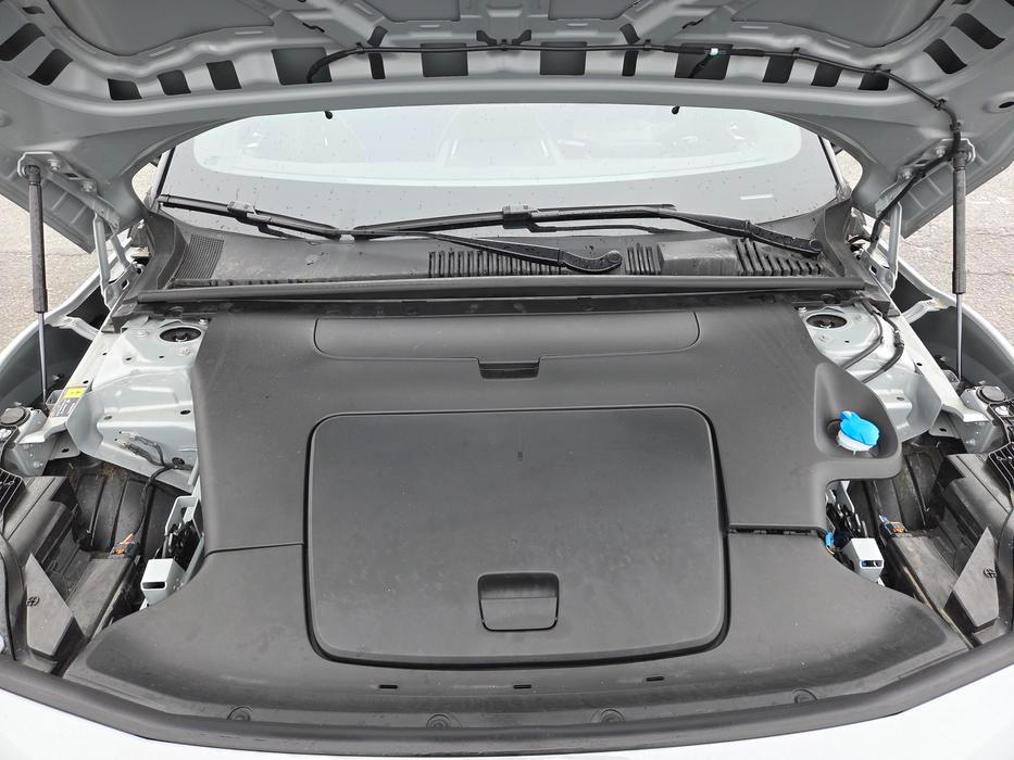 Prostor pod přední kapotou je pečlivě zakrytý plastem.