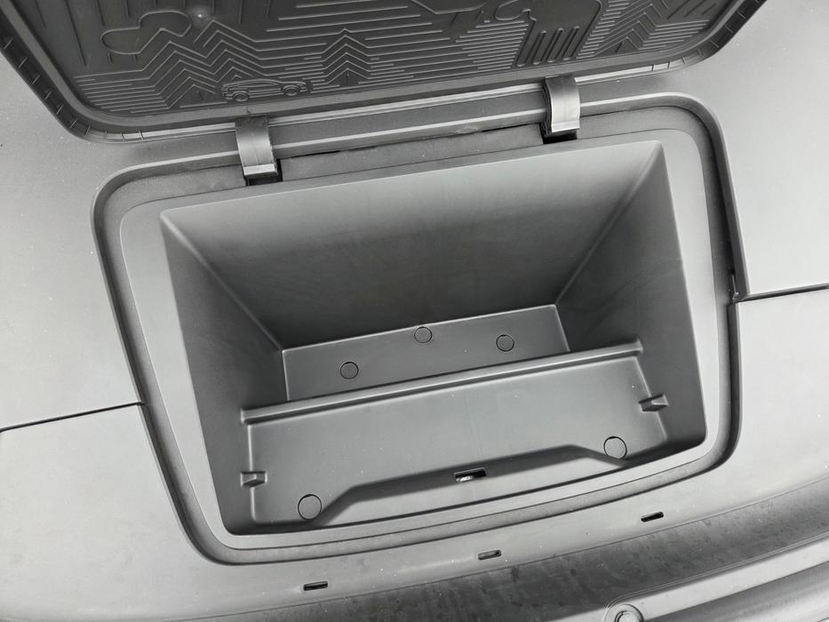 Pod ním se ale ukrývá maličký frunk, Volvo udává objem sedm litrů.