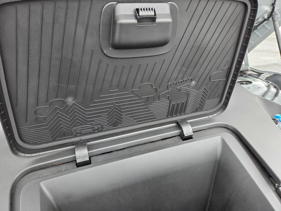 Na víku frunku je povedená grafika.